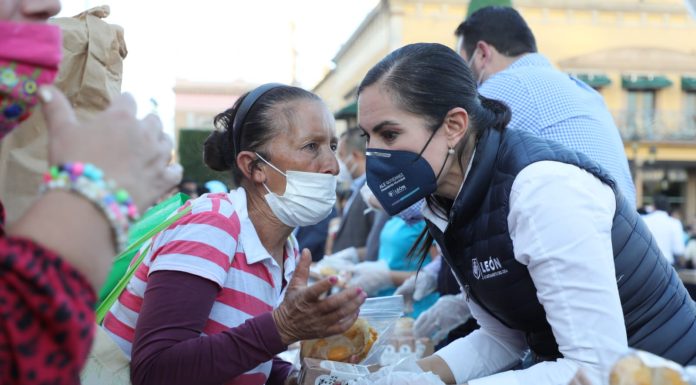 Miles de leoneses disfrutan de la Mega Rosca de Reyes en zona peatonal