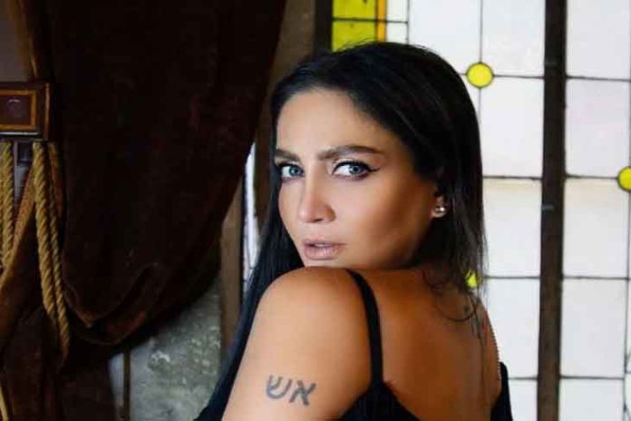 Celia Lora se pone traviesa con ‘picante’ disfraz de policia Celia Lora se pone traviesa con ‘picante’ disfraz de policia