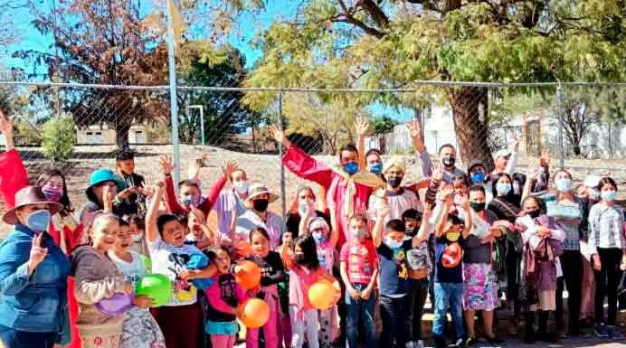 Entregan cobijas y juguetes a comunidades en San Francisco del Ríncon Entregan cobijas y juguetes a comunidades en San Francisco del Ríncon