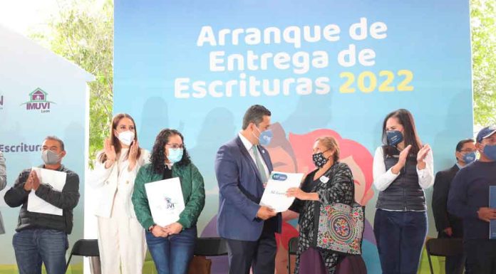 Entregan más escrituras a familias guanajuatenses Entregan más escrituras a familias guanajuatenses