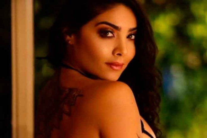 Érika Fernández muestra sus encantos al posar en camiseta mojada (Foto)