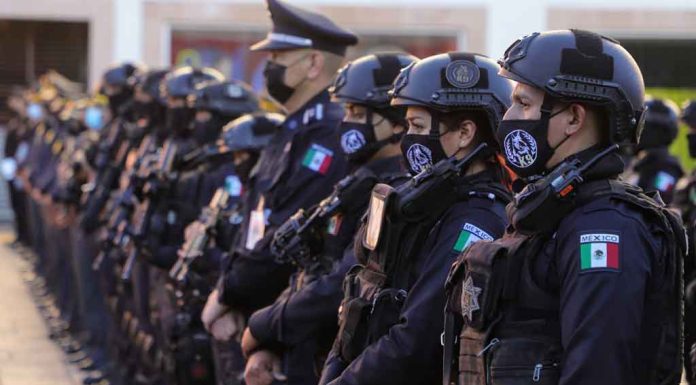 Mejoran imagen de policías municipales con la entrega de nuevos uniformes Mejoran imagen de policías municipales con la entrega de nuevos uniformes