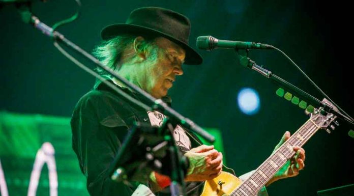 Neil Young elimina su música de Spotify; acusa a la app de apoyar desinformación sobre COVID-19 Neil Young elimina su música de Spotify; acusa a la app de apoyar desinformación sobre COVID-19