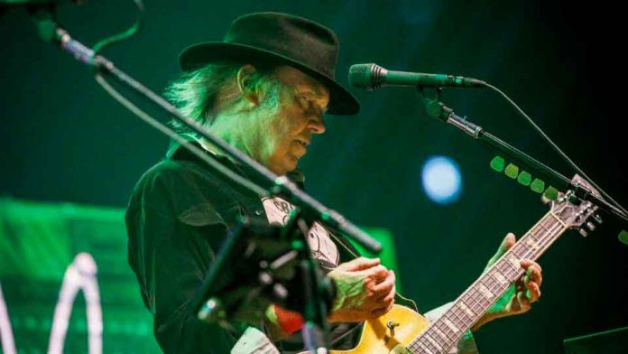 Neil Young elimina su música de Spotify; acusa a la app de apoyar desinformación sobre COVID-19
