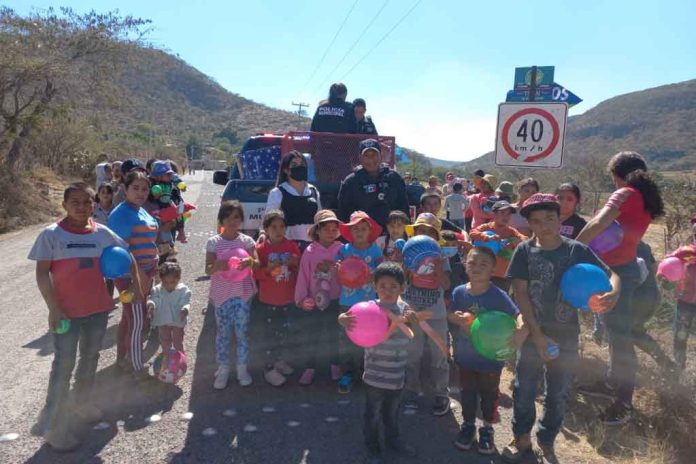 Policías de Salamanca alegraron a niños con entrega de juguetes en Día de Reyes