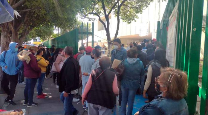 Por segundo día consecutivo abarrotan clínicas del IMSS en León Por segundo día consecutivo abarrotan clínicas del IMSS en León