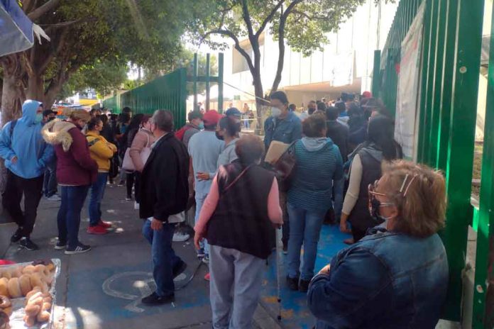 Por segundo día consecutivo abarrotan clínicas del IMSS en León