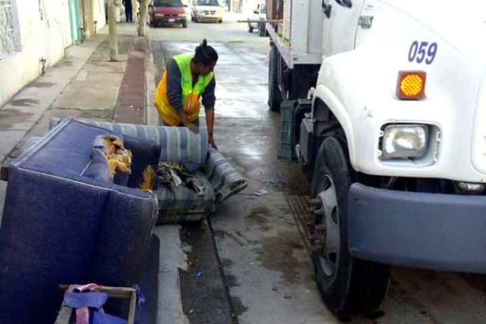 Retiran 430 toneladas de cacharros de las casas para prevenir el dengue Retiran 430 toneladas de cacharros de las casas para prevenir el dengue