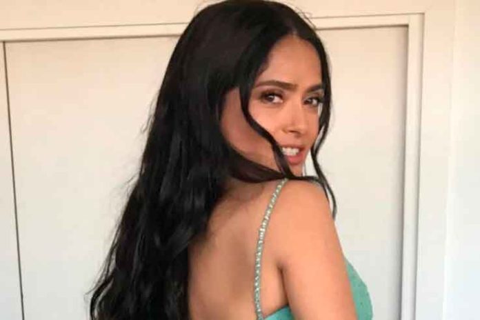 Salma Hayek inicia el año con una atrevida fotografía en bañador atigrado Salma Hayek inicia el año con una atrevida fotografía en bañador atigrado