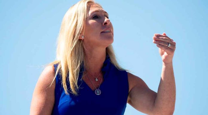 Twitter cancela a legisladora de EU por desinformar sobre Covid-19 Twitter cancela a legisladora de EU por desinformar sobre Covid-19