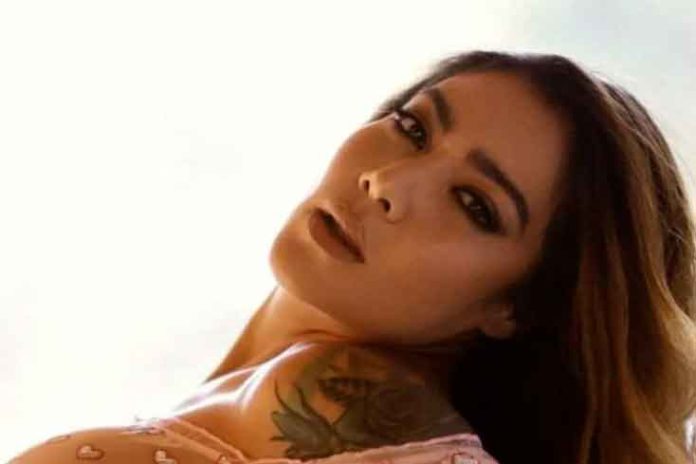 Erika Fernández presume su figura al atardecer