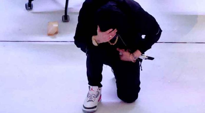 Super Bowl 2022: Esto valen los sneakers que Eminem mostró durante el show de medio tiempo Super Bowl 2022: Esto valen los sneakers que Eminem mostró durante el show de medio tiempo