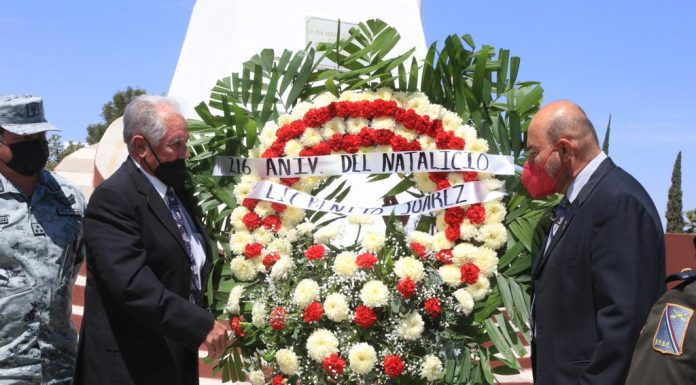 SILAO | Colocan ofrenda floran en el Hemiciclo a Juárez