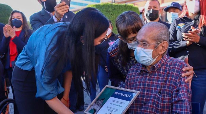 Entrega Ale Gutiérrez reconocimiento “Soy de León” a ciudadanos destacados