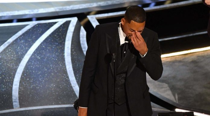 Tras bofetada a Chris Rock, renuncia Will Smith a la academia de artes