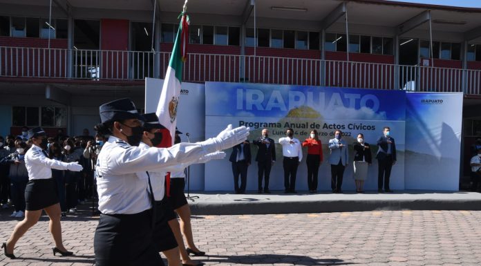Realizan honores a la Bandera Nacional en escuela de Irapuato