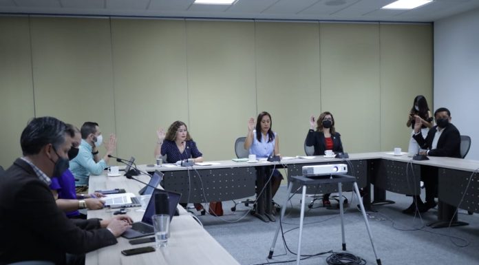 En comisiones aprueban licencia a diputado Ernesto Prieto