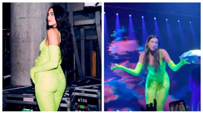 Dua Lipa: Se le cae su micrófono en pleno concierto y fans descubren que hace playback