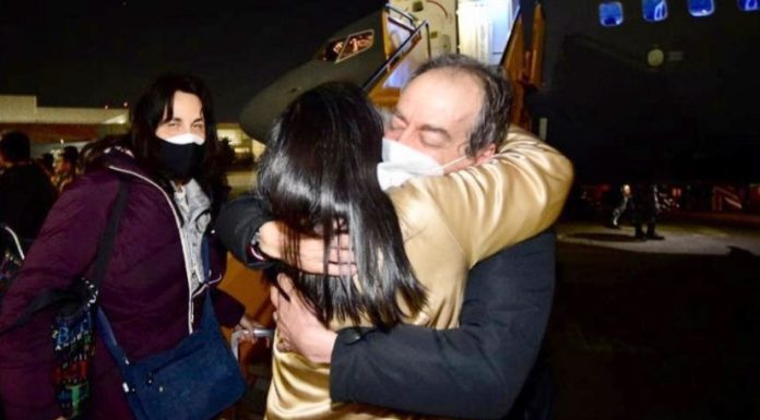 Llegan mexicanos rescatados en Ucrania, entre ellos la leonesa Rosalía Tovar