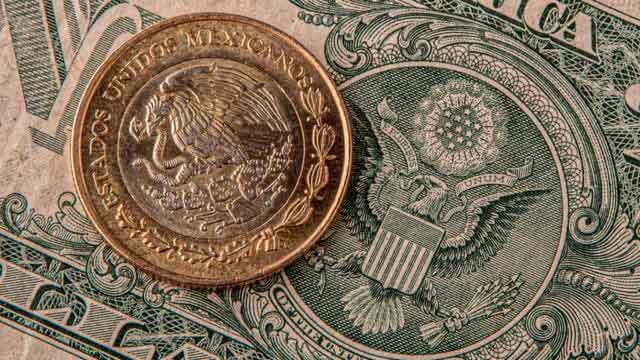 Peso retrocede desde su mejor nivel en 6 meses; BMV sube Peso retrocede desde su mejor nivel en 6 meses; BMV sube