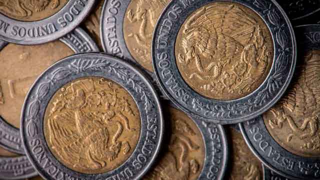 Aprovecha peso debilidad del dólar y se fortalece Peso retrocede en un mercado volátil atento al conflicto en Ucrania