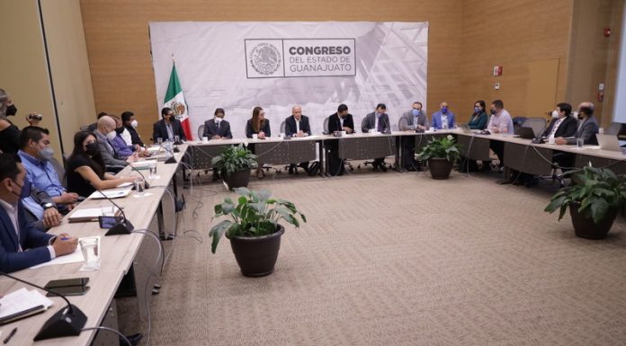Se reúnen con representantes de plataformas, propietarios y conductores de servicio de transporte privado. Mesa de trabajo de la Comisión de Seguridad Pública y Comunicaciones con representantes de plataformas