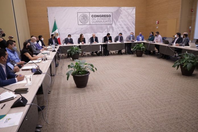 Mesa de trabajo de la Comisión de Seguridad Pública y Comunicaciones con representantes de plataformas