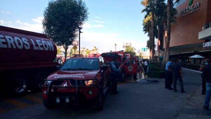 Controla bomberos incendio en Plaza Altacia