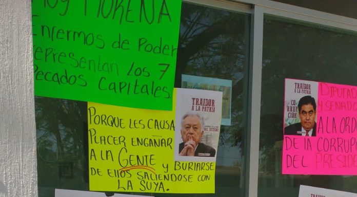 Protestan afuera de la casa de gestión de Malú Mícher