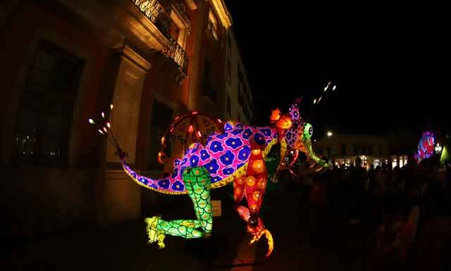 Exhiben alebrijes y figura monumental en la Plaza Principal Exhiben alebrijes y figura monumental en la Plaza Principal