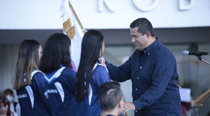 Abandera Diego Sinhue a deportistas que irán a Juegos Nacionales