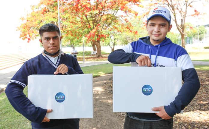 Entrega becas y computadoras (6)