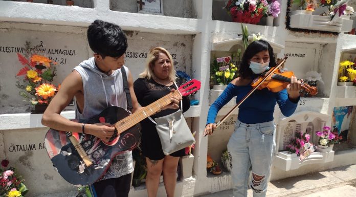 Declaran amor eterno a sus mamás en los panteones