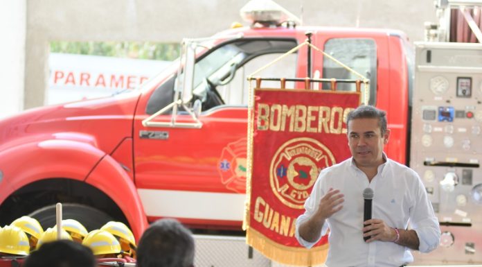 GUANAJUATO | Alejandro Navarro entrega equipo a bomberos