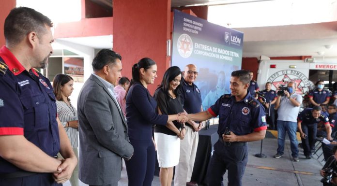 LEÓN | Equipan a bomberos con equipo de radio comunicación