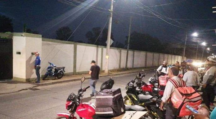 Soldados piden pollos rostizados por aplicación y… ¡No los pagaron!