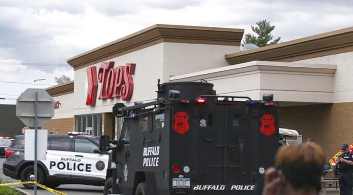 Balcera en supermercado, reportan 10 muertos