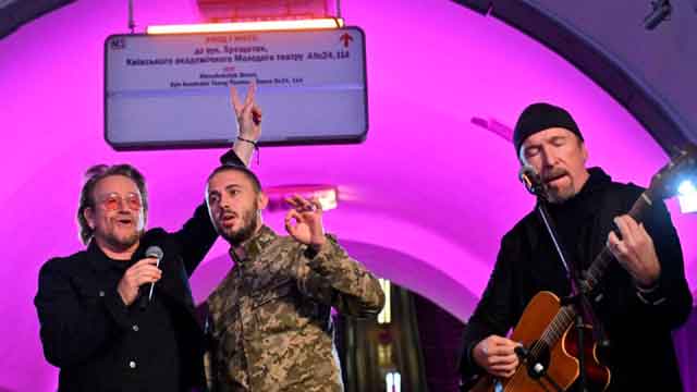 U2 toca de sorpresa en metro de Kiev para apoyar a Ucrania en plena guerra (VIDEO) U2 toca de sorpresa en metro de Kiev para apoyar a Ucrania en plena guerra (VIDEO)