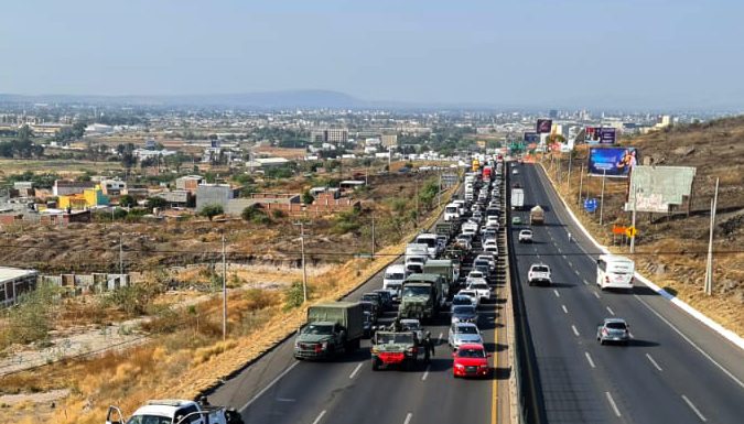 Tráiler derrumba puente en carretera Silao Irapuato y provoca caos vial (Galería)