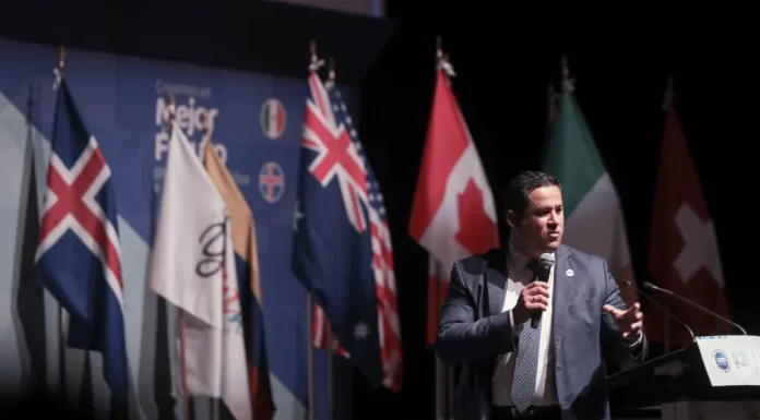 Toque de queda para niños y jóvenes, propuesta de gobernador Diego Sinhue tras gira por Islandia