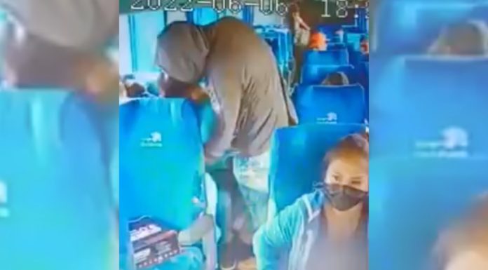 #VideoPlatino Pasajeros de un camión asaltados en Celaya.