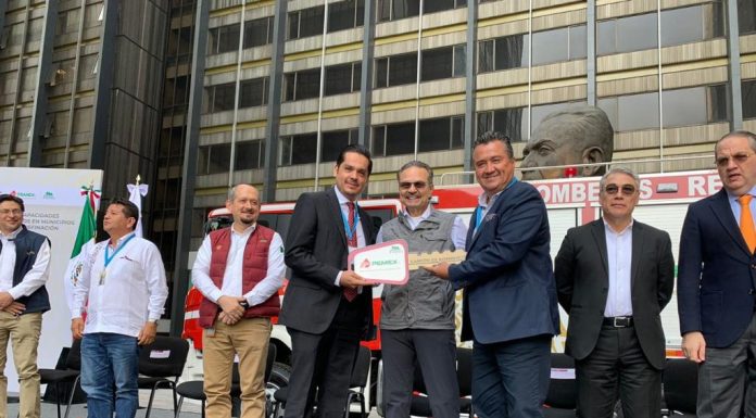 Recibe César Prieto unidad de bomberos para salmantinos