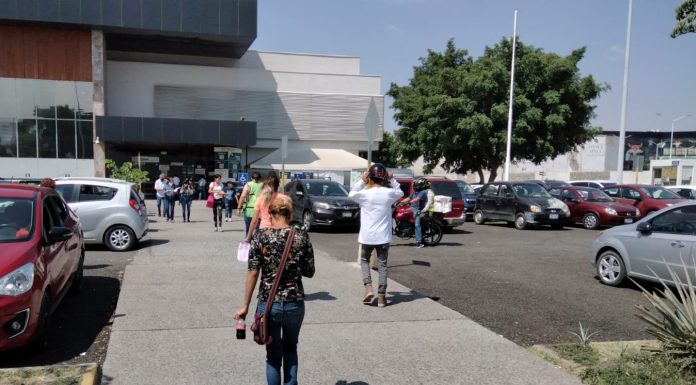 Obreros van a SAT por su constancia que, luego, patrones devolverán al SAT