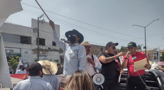 Se manifiestan trabajadores telefonistas en León; exigen mejoras laborales¨