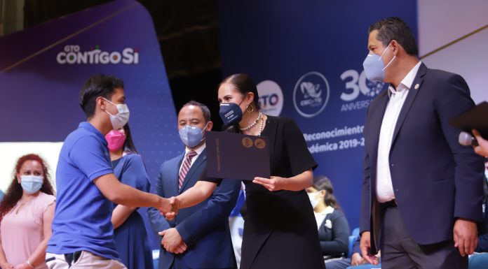 Reconocen autoridades a graduados del CECyTe Guanajuato