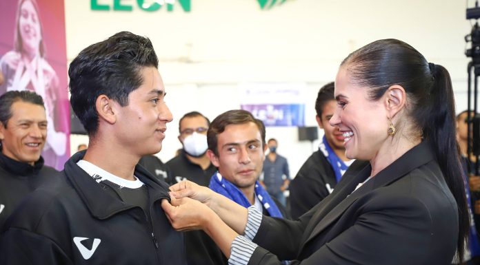 LEÓN | Reconocen a deportistas leoneses y abanderan delegación de futbol sub-18