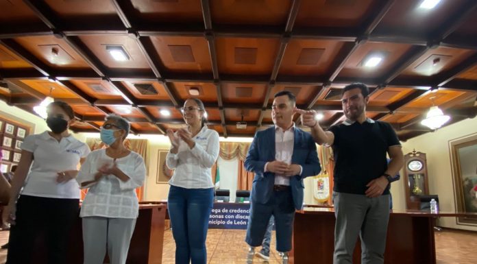 #León | Entrega INGUDIS credenciales junto con el DIF León