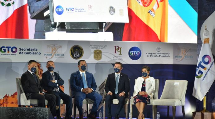 Alejandro Navarro y Diego Sinhué hacen equipo para fortalecer la mente-factura