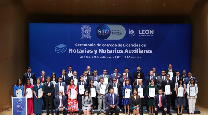 Entregan Licencias a 40 Notarios auxiliares en León