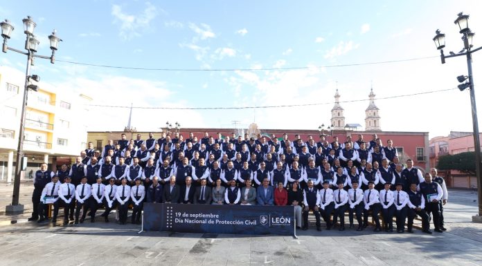 Reconocen a elementos de Protección Civil de León y entregan equipamiento